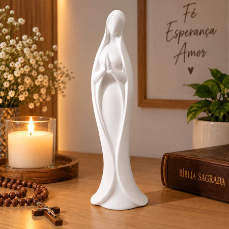 Escultura branca de Nossa Senhora